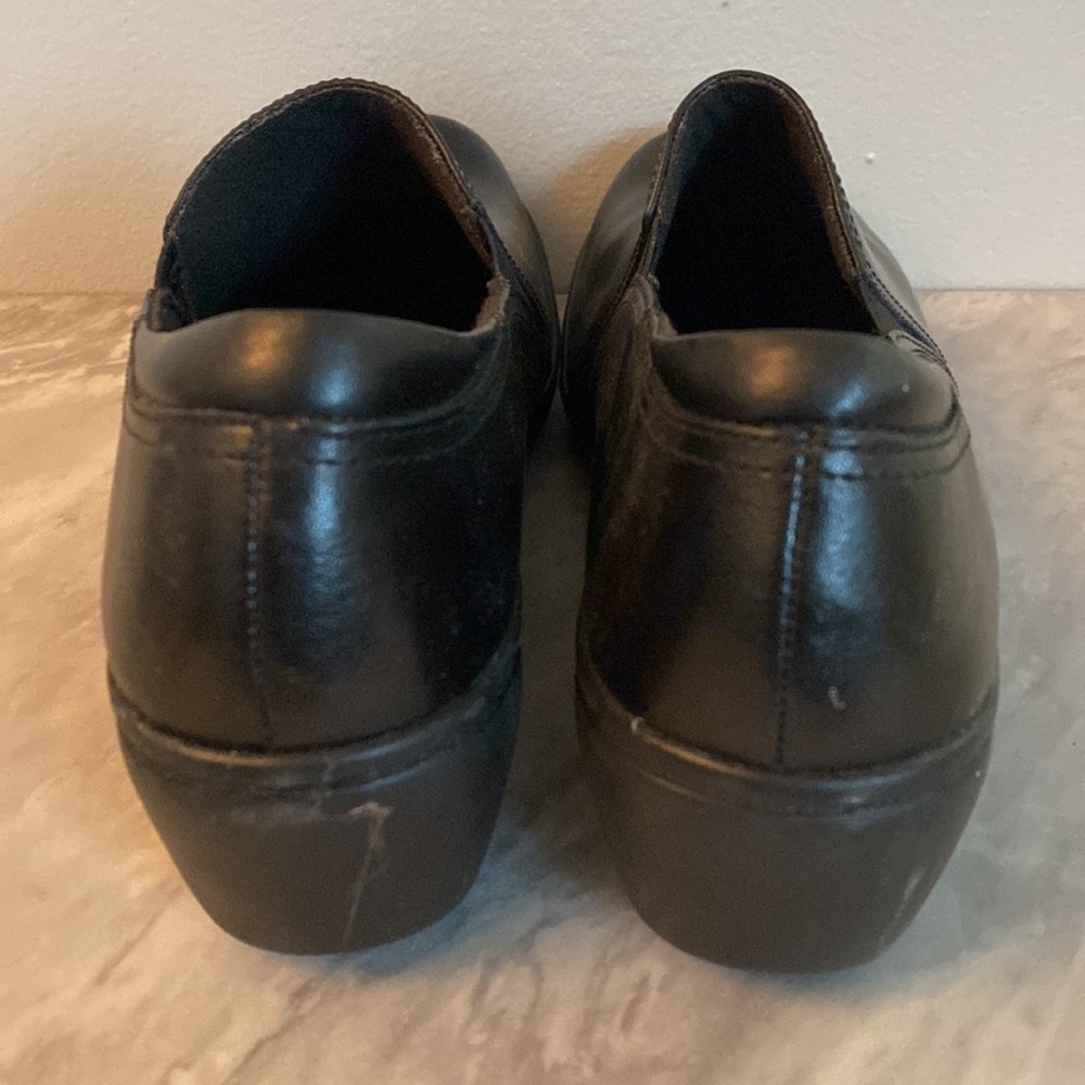 Clarks slip resistant clogs - Picture 3 of 7
